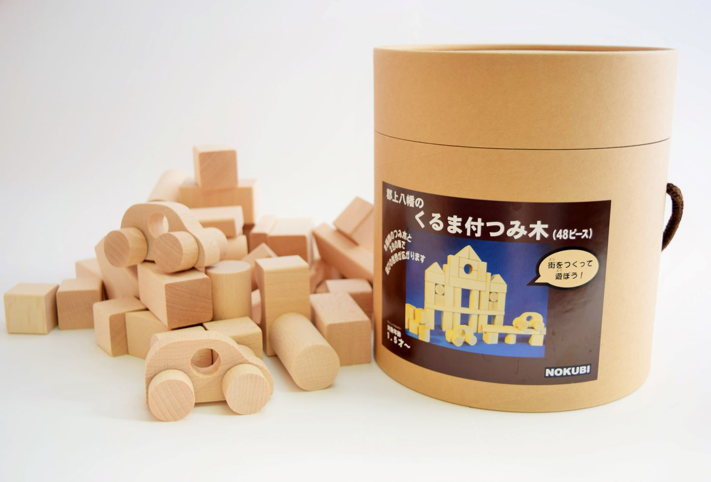 生協コープ大人気のNOKUBIくるま付つみ木は、木製玩具の積み木を使った知育玩具で、赤ちゃんから1歳、1歳半の男の子や女の子におすすめです。空間認識能力や運動能力の発達を促進し、手作りのブナ材で製作されています。親子で楽しむことができ、子育てや育児に役立つ教材です。指先を使いながら木育も促進し、老人の認知症予防にも一役買います。プレゼントとしても最適で、誕生日にキューブ型の立方体もじ積み木を贈れば、数学的な知識も育むことができます。将来の建築家になる夢を持つ子供たちにもおすすめです。紙筒型の収納バケツセットです。