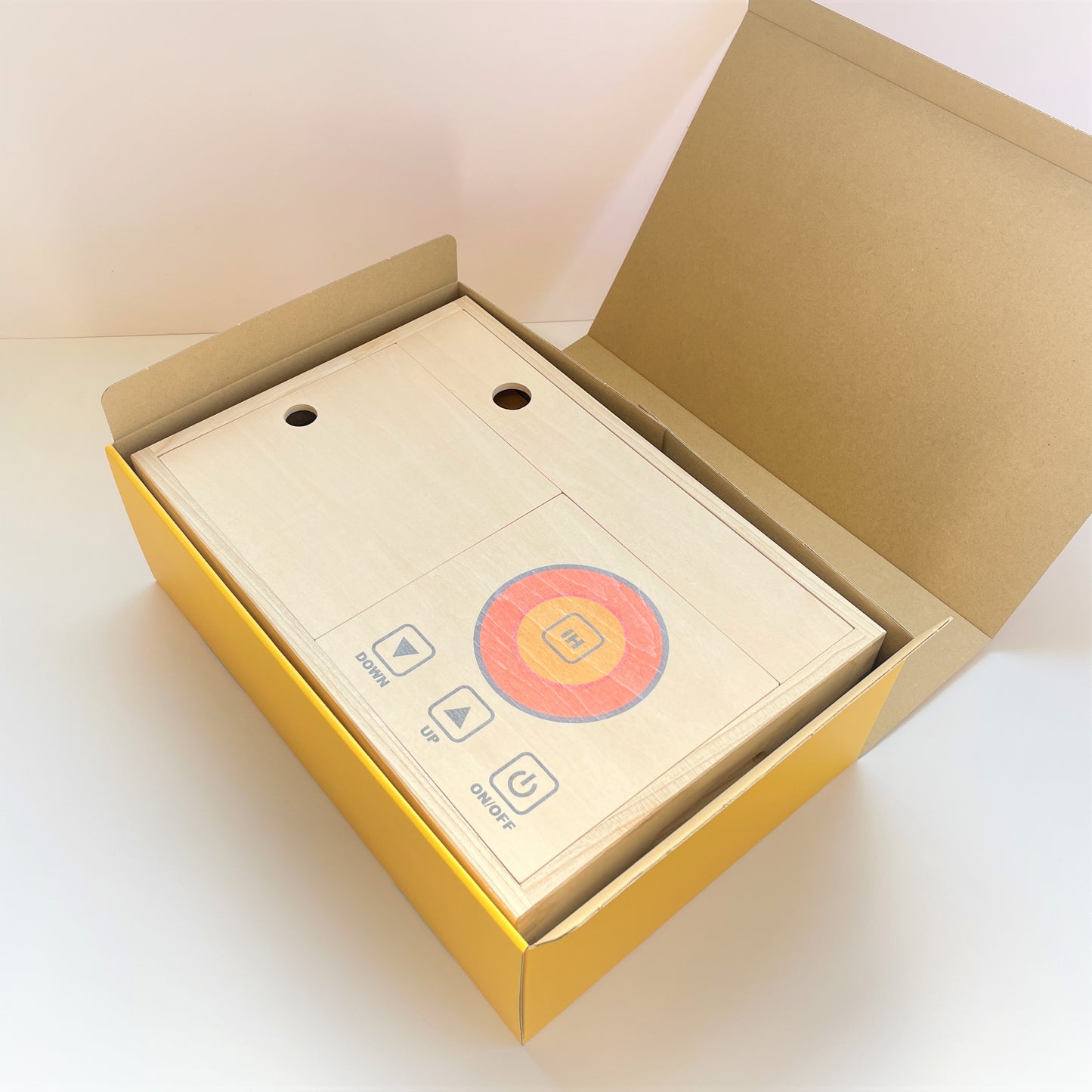 NOKUBIのままごとキッチンセットは、お子様の遊びをサポートします。木製知育玩具は、モンテッソーリ法に基づいています。男の子も女の子も楽しめるキッチンセットで、おもちゃの鍋、フライパン、包丁、フライ返し、まな板が含まれています。自分で出来る片付けも学べる教材で、2歳半から使えます。親子でごっこあそびを楽しみ、コミュニケーション力のスキルを発達させる道具です。ブナ材から作られています。認知症予防にも貢献します。プレゼントとしても最適で、誕生日におすすめです。パッケージ