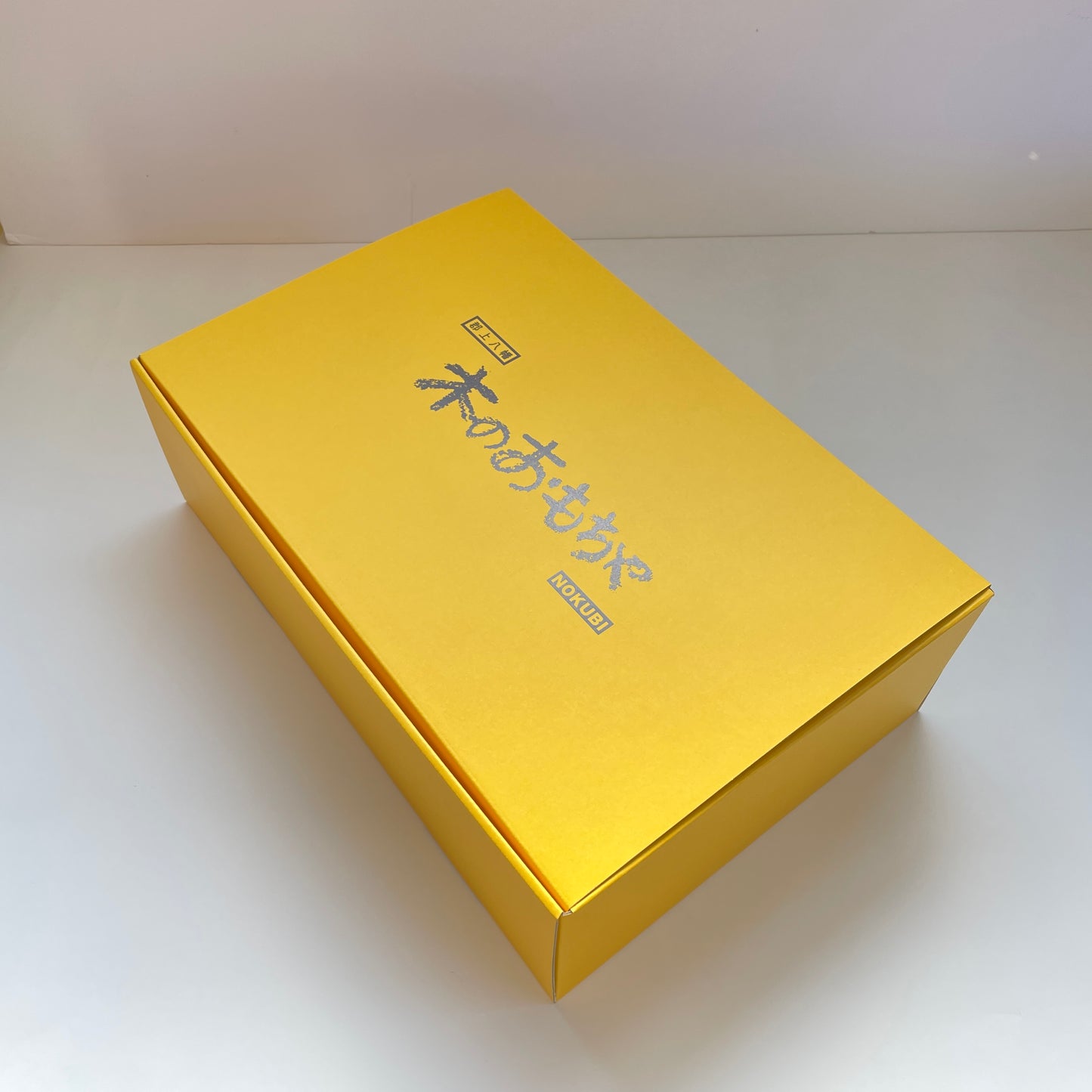 NOKUBIのままごとキッチンセットは、お子様の遊びをサポートします。木製知育玩具は、モンテッソーリ法に基づいています。男の子も女の子も楽しめるキッチンセットで、おもちゃの鍋、フライパン、包丁、フライ返し、まな板が含まれています。自分で出来る片付けも学べる教材で、2歳半から使えます。親子でごっこあそびを楽しみ、コミュニケーション力のスキルを発達させる道具です。ブナ材から作られています。認知症予防にも貢献します。プレゼントとしても最適で、誕生日におすすめです。