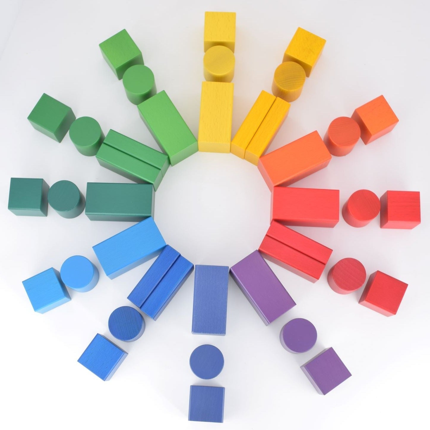 NOKUBIの60ピースのカラフルなグラデーション積み木は、ヨーロッパの海外ブランドのよう!知育とインテリアにおすすめ。赤ちゃんから1歳半までの男の子や女の子に最適な木製玩具。モンテッソーリ教材としても利用可能で、英語やひらがなを学びながら、言葉や空間認識能力を発達。手作りで製作。創造力と運動能力を育む。積み木は東大とハーバードの研究で発達支援が証明され、老人の認知症予防にも効果的。親子で楽しむ教材として、プレゼントや誕生日ギフトに買ってよかったと大好評!