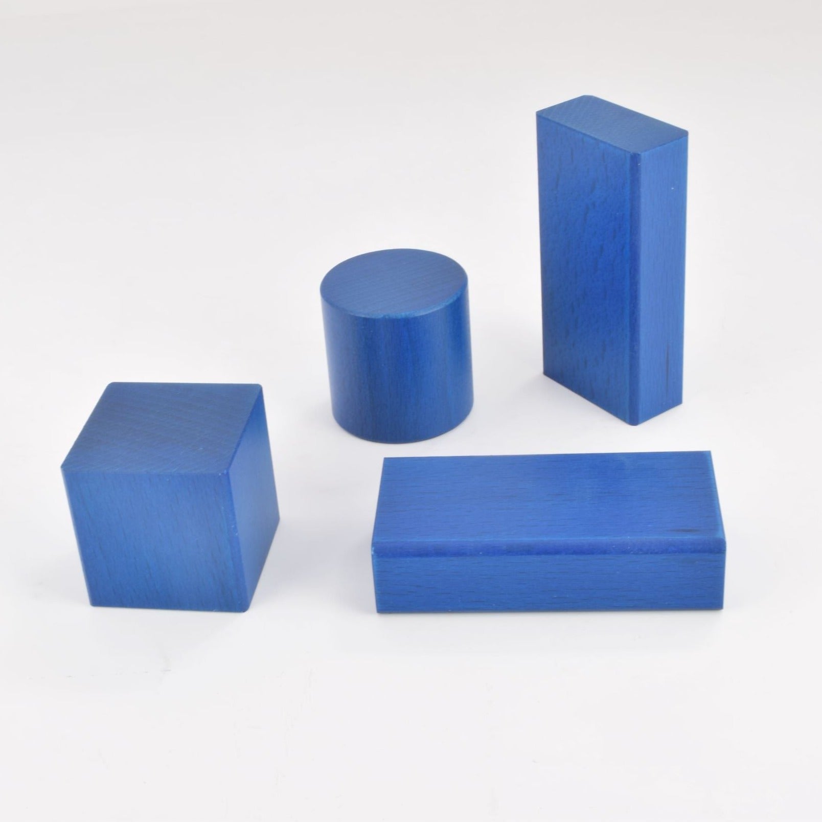 違う形で同じ形に!NOKUBIの60ピースのカラフルなグラデーション積み木は、ヨーロッパの海外ブランドのよう!知育とインテリアにおすすめ。赤ちゃんから1歳半までの男の子や女の子に最適な木製玩具。モンテッソーリ教材としても利用可能で、英語やひらがなを学びながら、言葉や空間認識能力を発達。手作りで製作。創造力と運動能力を育む。積み木は東大とハーバードの研究で発達支援が証明され、老人の認知症予防にも効果的。親子で楽しむ教材として、プレゼントや誕生日ギフトに買ってよかったと大好評!同じ色で違う形