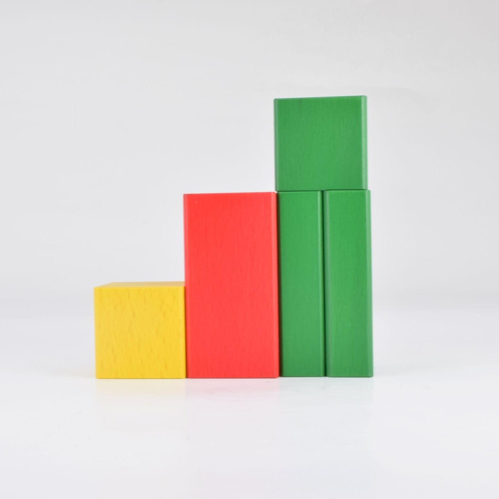 NOKUBIの60ピースのカラフルなグラデーション積み木は、ヨーロッパの海外ブランドのよう!知育とインテリアにおすすめ。赤ちゃんから1歳半までの男の子や女の子に最適な木製玩具。モンテッソーリ教材としても利用可能で、英語やひらがなを学びながら、言葉や空間認識能力を発達。手作りで製作。創造力と運動能力を育む。積み木は東大とハーバードの研究で発達支援が証明され、老人の認知症予防にも効果的。親子で楽しむ教材として、プレゼントや誕生日ギフトに買ってよかったと大好評!大きさ比較