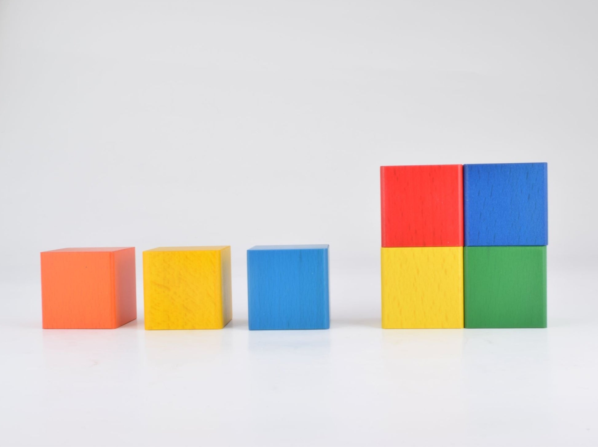 NOKUBIの60ピースのカラフルなグラデーション積み木は、ヨーロッパの海外ブランドのよう!知育とインテリアにおすすめ。赤ちゃんから1歳半までの男の子や女の子に最適な木製玩具。モンテッソーリ教材としても利用可能で、英語やひらがなを学びながら、言葉や空間認識能力を発達。手作りで製作。創造力と運動能力を育む。積み木は東大とハーバードの研究で発達支援が証明され、老人の認知症予防にも効果的。親子で楽しむ教材として、プレゼントや誕生日ギフトに買ってよかったと大好評!大きさの認知能力を発育