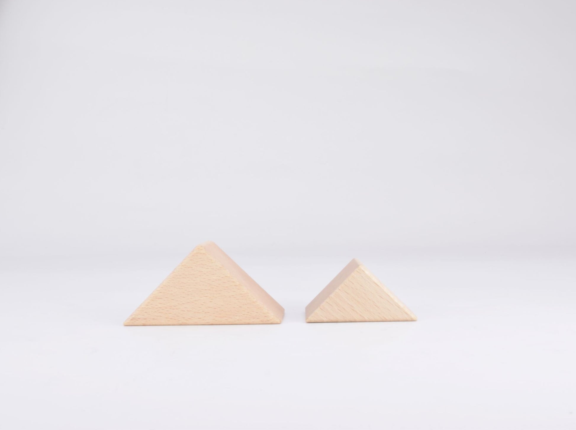 NOKUBIの60ピースのカラフルなグラデーション積み木は、ヨーロッパの海外ブランドのよう!知育とインテリアにおすすめ。赤ちゃんから1歳半までの男の子や女の子に最適な木製玩具。モンテッソーリ教材としても利用可能で、英語やひらがなを学びながら、言葉や空間認識能力を発達。手作りで製作。創造力と運動能力を育む。積み木は東大とハーバードの研究で発達支援が証明され、老人の認知症予防にも効果的。親子で楽しむ教材として、プレゼントや誕生日ギフトに買ってよかったと大好評!