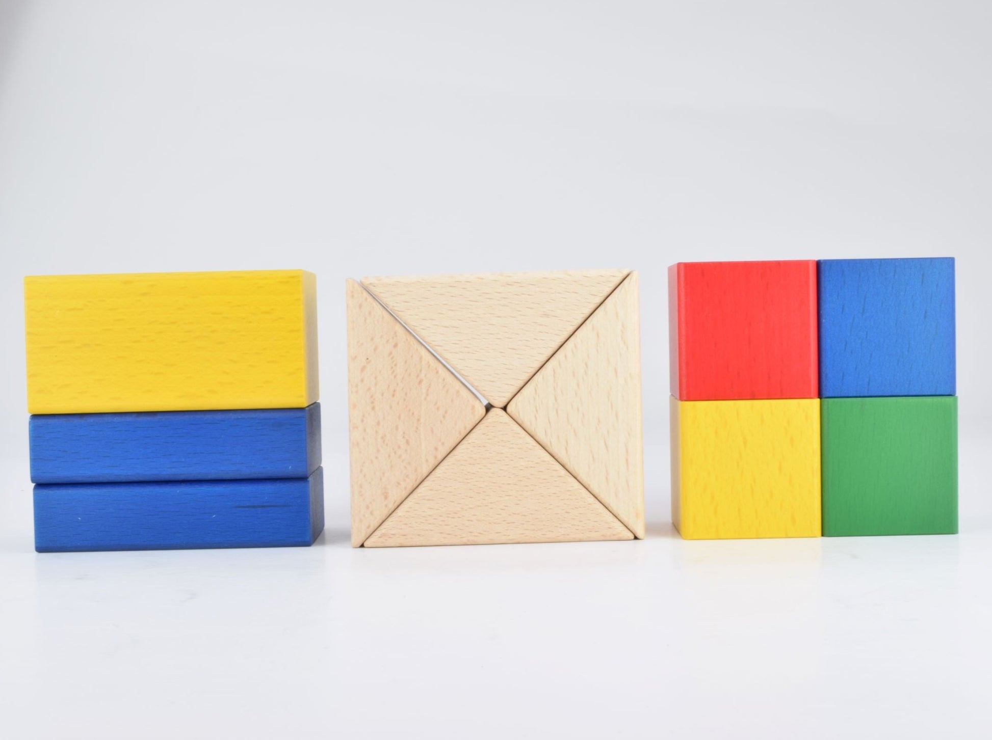 違う形で同じ形に!NOKUBIの60ピースのカラフルなグラデーション積み木は、ヨーロッパの海外ブランドのよう!知育とインテリアにおすすめ。赤ちゃんから1歳半までの男の子や女の子に最適な木製玩具。モンテッソーリ教材としても利用可能で、英語やひらがなを学びながら、言葉や空間認識能力を発達。手作りで製作。創造力と運動能力を育む。積み木は東大とハーバードの研究で発達支援が証明され、老人の認知症予防にも効果的。親子で楽しむ教材として、プレゼントや誕生日ギフトに買ってよかったと大好評!