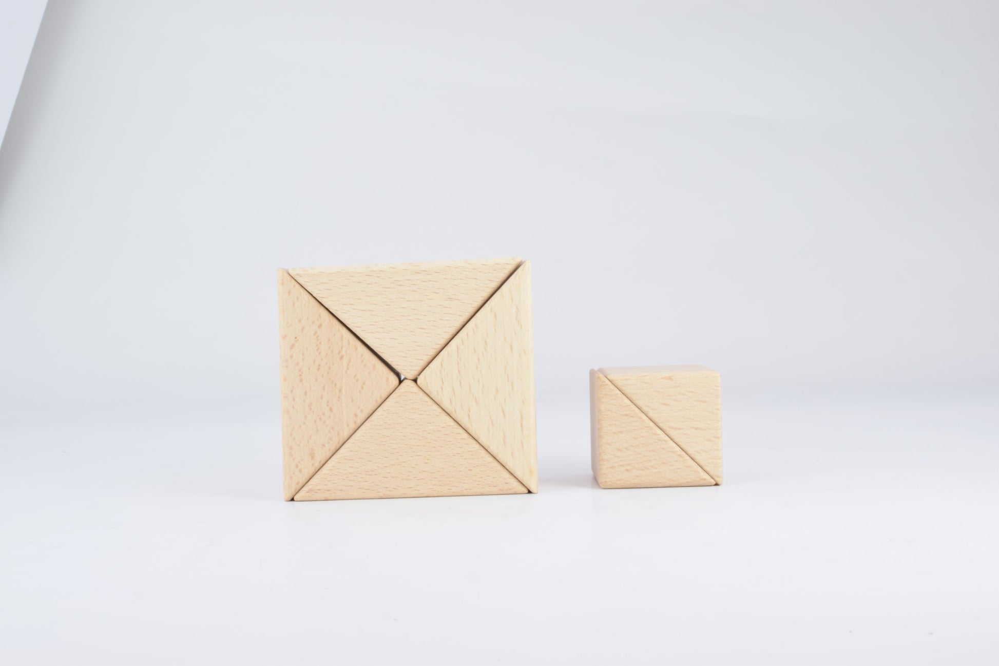 違う形で同じ形に!NOKUBIの60ピースのカラフルなグラデーション積み木は、ヨーロッパの海外ブランドのよう!知育とインテリアにおすすめ。赤ちゃんから1歳半までの男の子や女の子に最適な木製玩具。モンテッソーリ教材としても利用可能で、英語やひらがなを学びながら、言葉や空間認識能力を発達。手作りで製作。創造力と運動能力を育む。積み木は東大とハーバードの研究で発達支援が証明され、老人の認知症予防にも効果的。親子で楽しむ教材として、プレゼントや誕生日ギフトに買ってよかったと大好評!