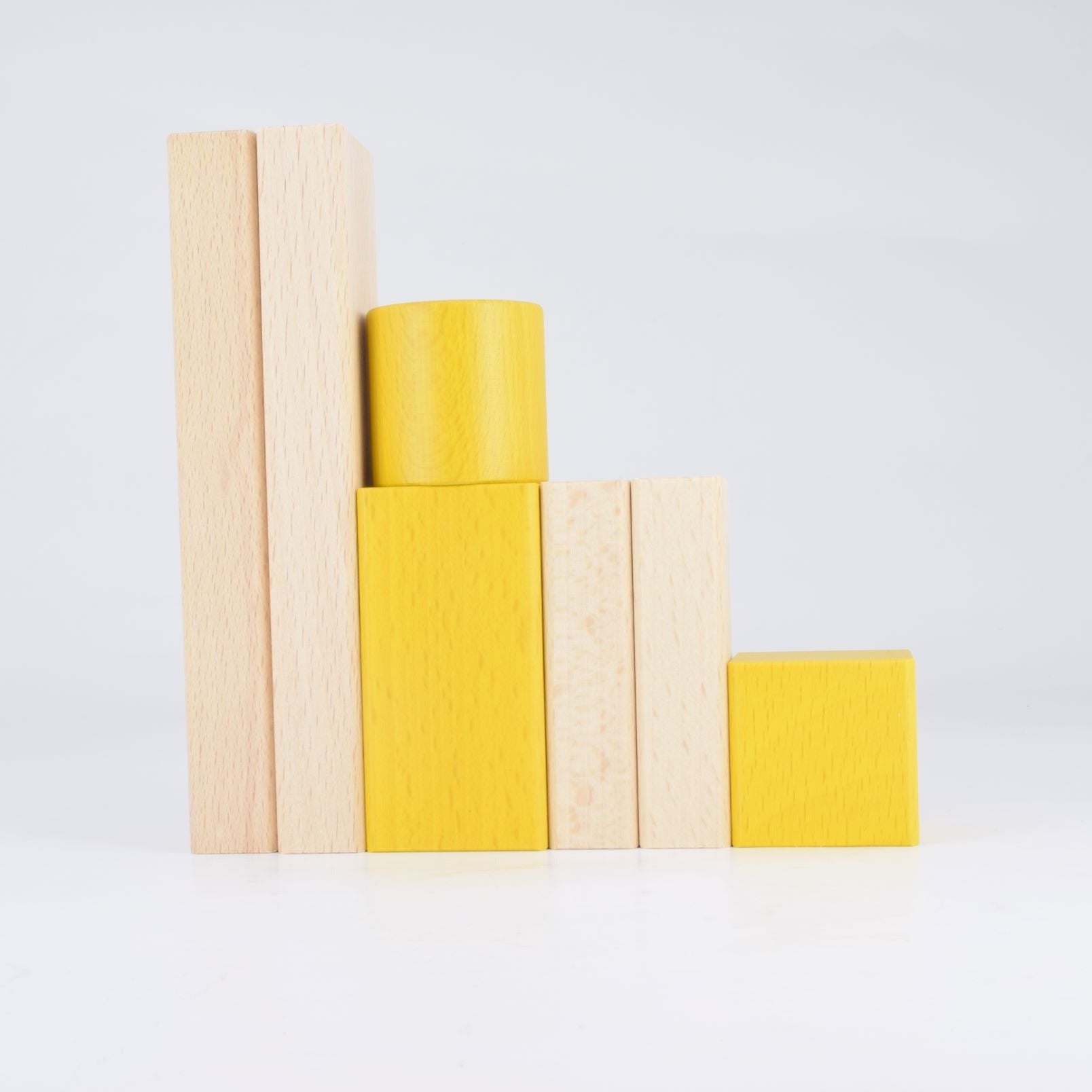 違う形で同じ形に!NOKUBIの60ピースのカラフルなグラデーション積み木は、ヨーロッパの海外ブランドのよう!知育とインテリアにおすすめ。赤ちゃんから1歳半までの男の子や女の子に最適な木製玩具。モンテッソーリ教材としても利用可能で、英語やひらがなを学びながら、言葉や空間認識能力を発達。手作りで製作。創造力と運動能力を育む。積み木は東大とハーバードの研究で発達支援が証明され、老人の認知症予防にも効果的。親子で楽しむ教材として、プレゼントや誕生日ギフトに買ってよかったと大好評!