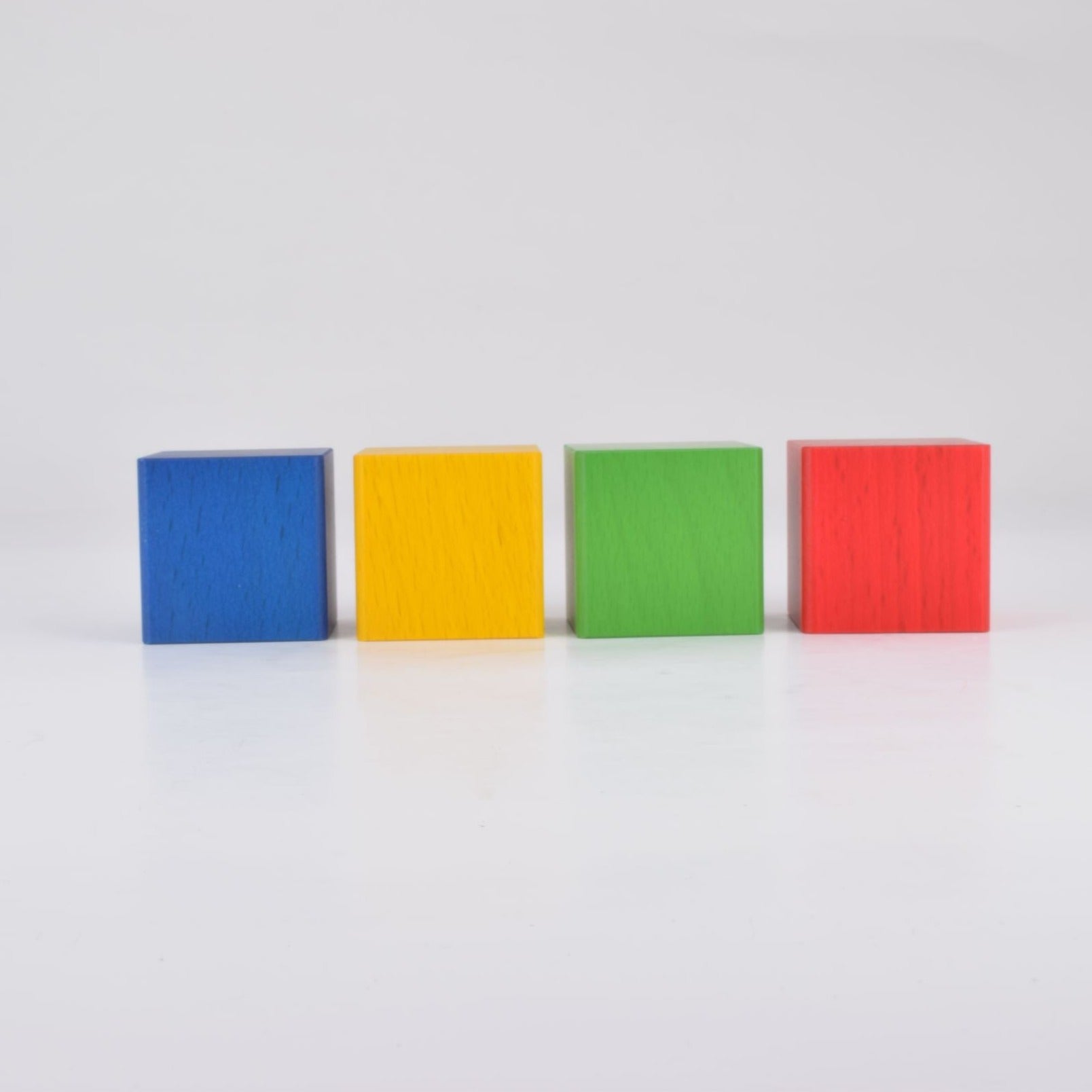 違う形で同じ形に!NOKUBIの60ピースのカラフルなグラデーション積み木は、ヨーロッパの海外ブランドのよう!知育とインテリアにおすすめ。赤ちゃんから1歳半までの男の子や女の子に最適な木製玩具。モンテッソーリ教材としても利用可能で、英語やひらがなを学びながら、言葉や空間認識能力を発達。手作りで製作。創造力と運動能力を育む。積み木は東大とハーバードの研究で発達支援が証明され、老人の認知症予防にも効果的。親子で楽しむ教材として、プレゼントや誕生日ギフトに買ってよかったと大好評!同じ形で違う色