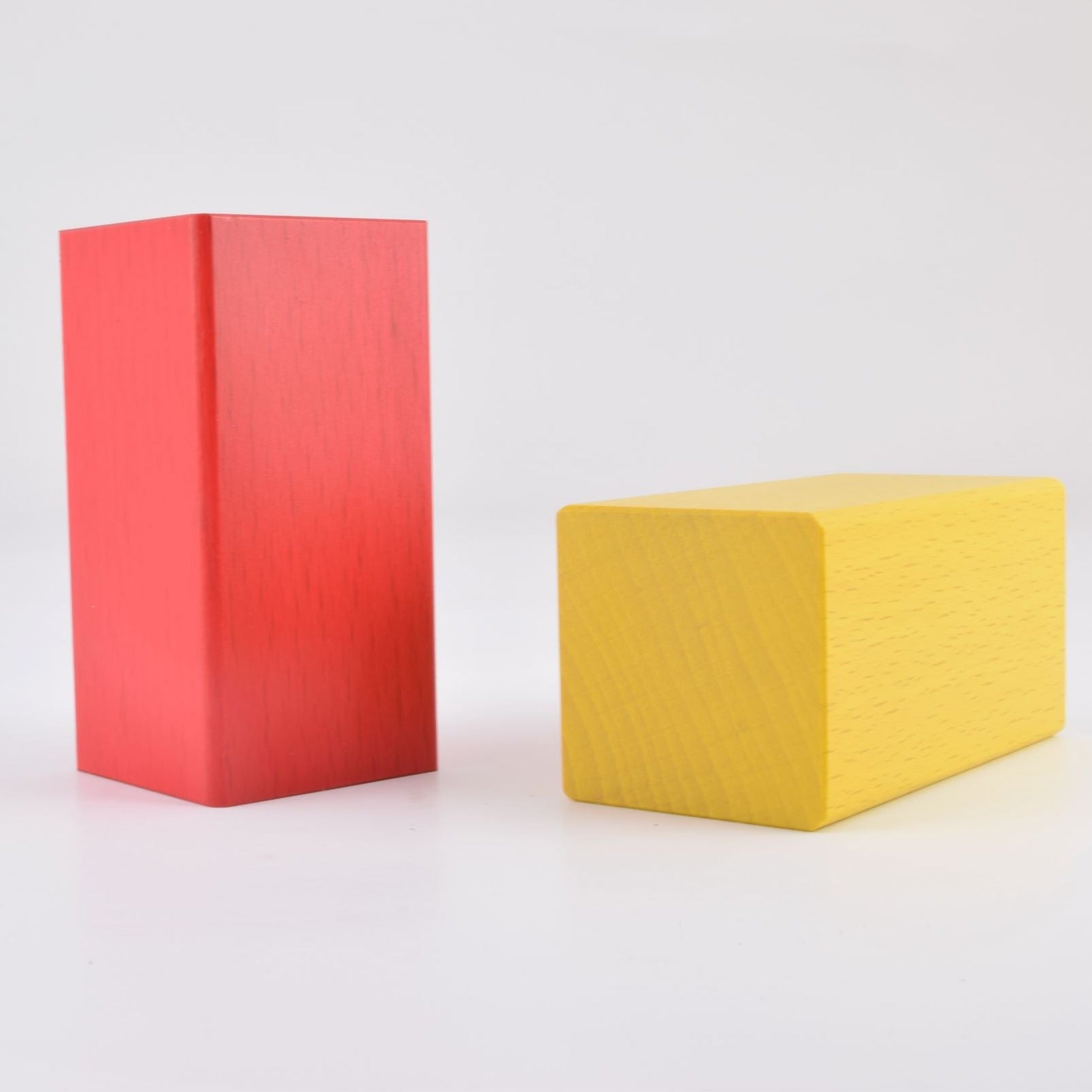 違う形で同じ形に!NOKUBIの60ピースのカラフルなグラデーション積み木は、ヨーロッパの海外ブランドのよう!知育とインテリアにおすすめ。赤ちゃんから1歳半までの男の子や女の子に最適な木製玩具。モンテッソーリ教材としても利用可能で、英語やひらがなを学びながら、言葉や空間認識能力を発達。手作りで製作。創造力と運動能力を育む。積み木は東大とハーバードの研究で発達支援が証明され、老人の認知症予防にも効果的。親子で楽しむ教材として、プレゼントや誕生日ギフトに買ってよかったと大好評!同じ形で違う色