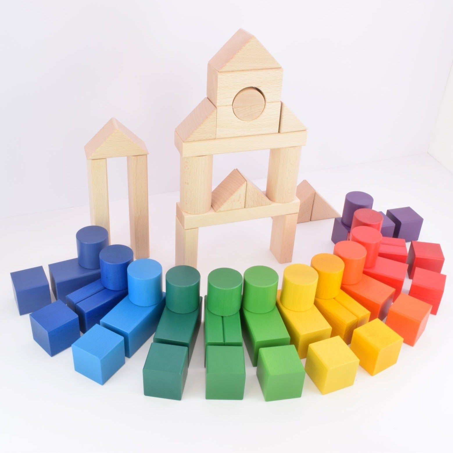 違う形で同じ形に!NOKUBIの60ピースのカラフルなグラデーション積み木は、ヨーロッパの海外ブランドのよう!知育とインテリアにおすすめ。赤ちゃんから1歳半までの男の子や女の子に最適な木製玩具。モンテッソーリ教材としても利用可能で、英語やひらがなを学びながら、言葉や空間認識能力を発達。手作りで製作。創造力と運動能力を育む。積み木は東大とハーバードの研究で発達支援が証明され、老人の認知症予防にも効果的。親子で楽しむ教材として、プレゼントや誕生日ギフトに買ってよかったと大好評!