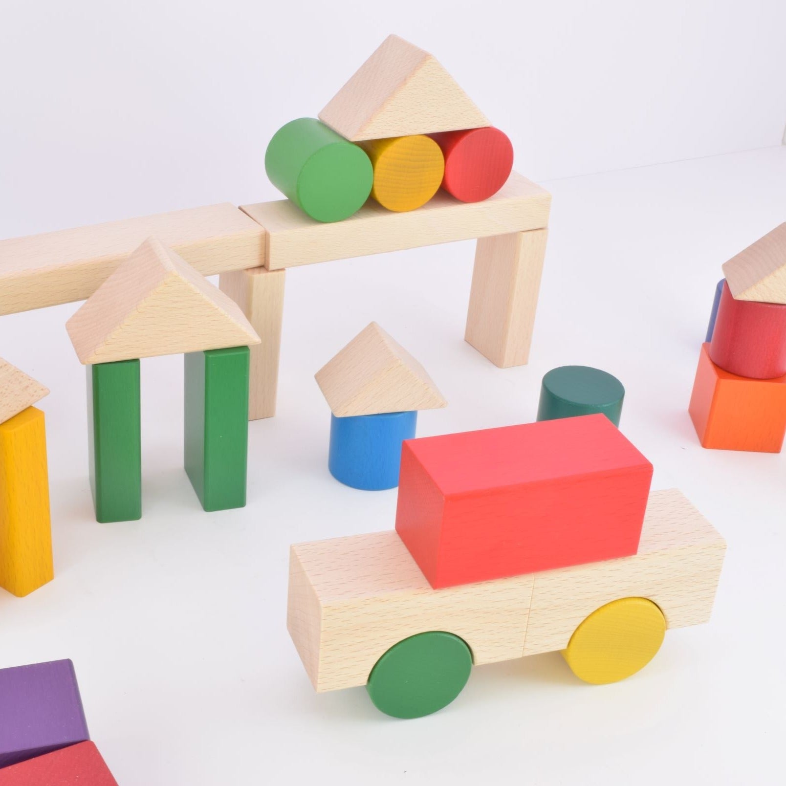 違う形で同じ形に!NOKUBIの60ピースのカラフルなグラデーション積み木は、ヨーロッパの海外ブランドのよう!知育とインテリアにおすすめ。赤ちゃんから1歳半までの男の子や女の子に最適な木製玩具。モンテッソーリ教材としても利用可能で、英語やひらがなを学びながら、言葉や空間認識能力を発達。手作りで製作。創造力と運動能力を育む。積み木は東大とハーバードの研究で発達支援が証明され、老人の認知症予防にも効果的。親子で楽しむ教材として、プレゼントや誕生日ギフトに買ってよかったと大好評!