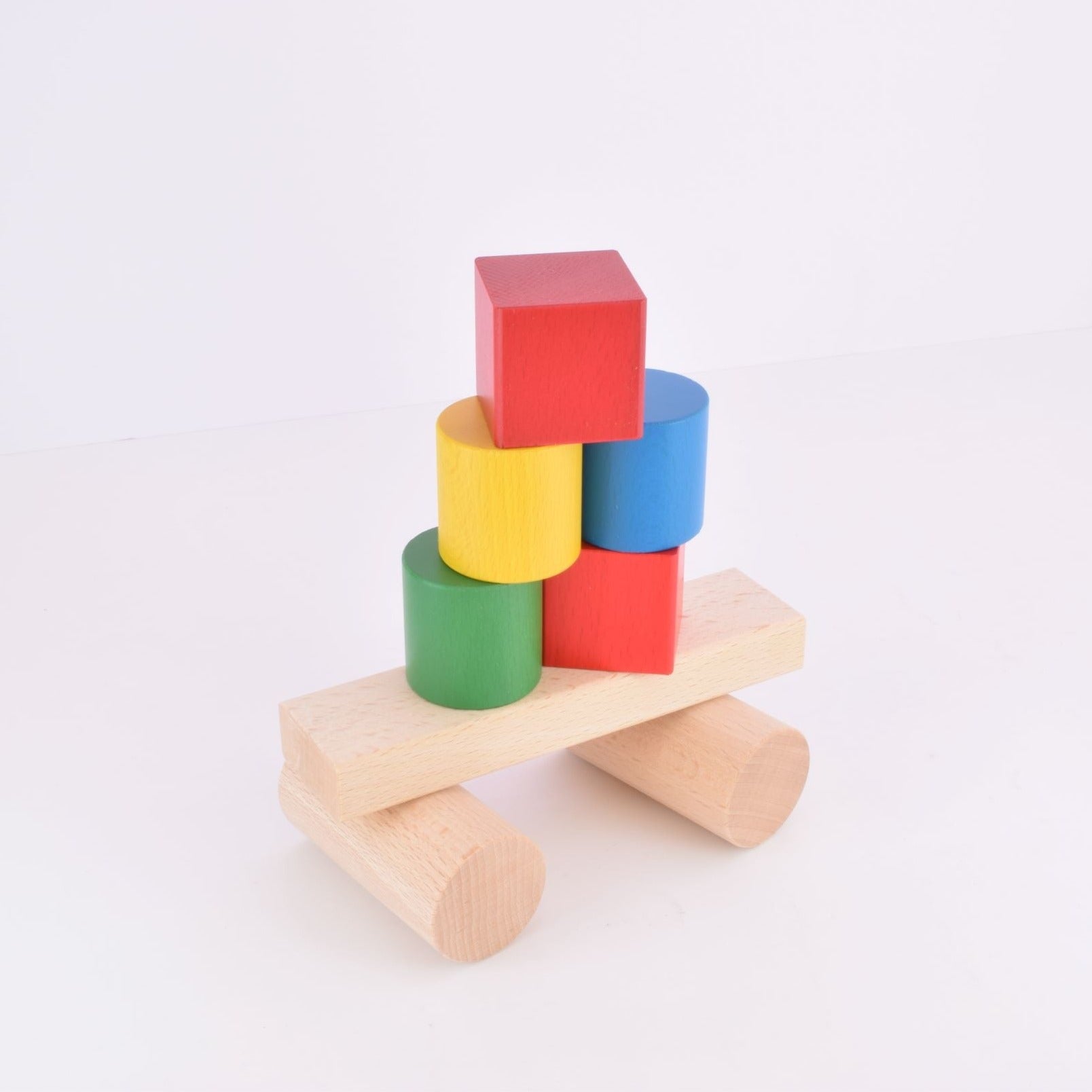 違う形で同じ形に!NOKUBIの60ピースのカラフルなグラデーション積み木は、ヨーロッパの海外ブランドのよう!知育とインテリアにおすすめ。赤ちゃんから1歳半までの男の子や女の子に最適な木製玩具。モンテッソーリ教材としても利用可能で、英語やひらがなを学びながら、言葉や空間認識能力を発達。手作りで製作。創造力と運動能力を育む。積み木は東大とハーバードの研究で発達支援が証明され、老人の認知症予防にも効果的。親子で楽しむ教材として、プレゼントや誕生日ギフトに買ってよかったと大好評!