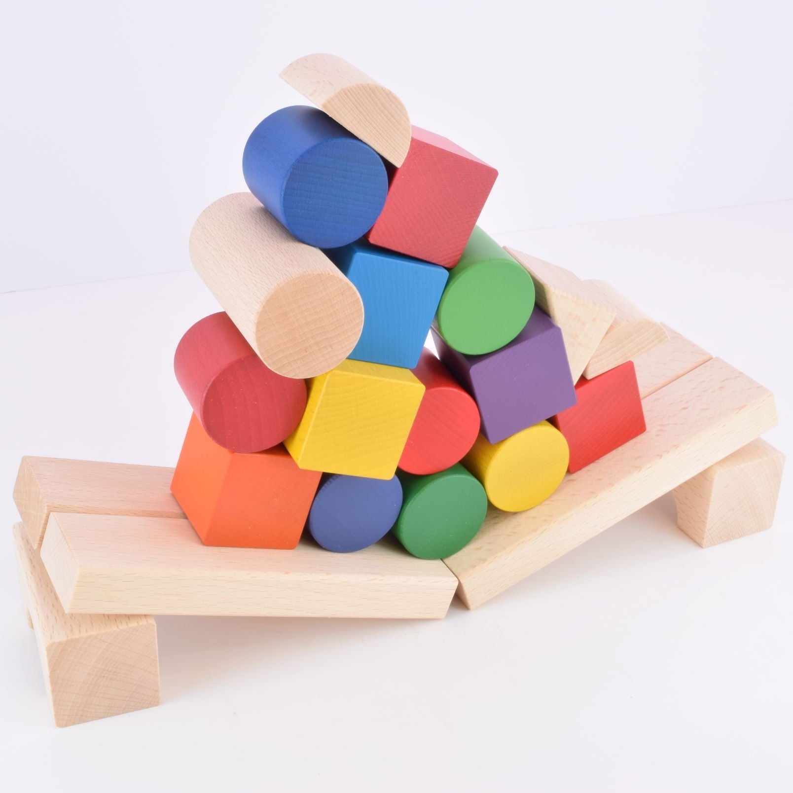 NOKUBIの60ピースのカラフルなグラデーション積み木は、ヨーロッパの海外ブランドのよう!知育とインテリアにおすすめ。赤ちゃんから1歳半までの男の子や女の子に最適な木製玩具。モンテッソーリ教材としても利用可能で、英語やひらがなを学びながら、言葉や空間認識能力を発達。手作りで製作。創造力と運動能力を育む。積み木は東大とハーバードの研究で発達支援が証明され、老人の認知症予防にも効果的。親子で楽しむ教材として、プレゼントや誕生日ギフトに買ってよかったと大好評!