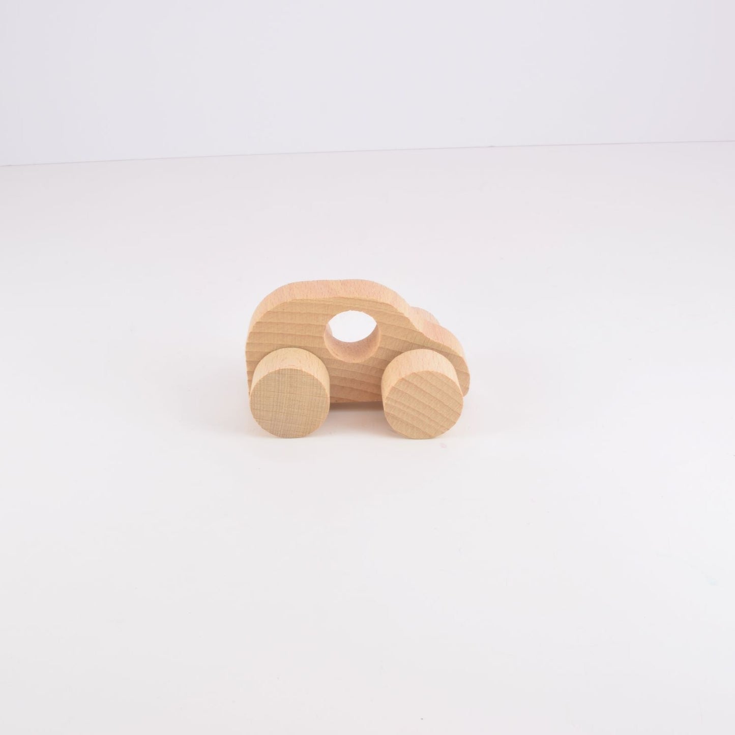 生協コープ大人気のNOKUBIくるま付つみ木は、木製玩具の積み木を使った知育玩具で、赤ちゃんから1歳、1歳半の男の子や女の子におすすめです。空間認識能力や運動能力の発達を促進し、手作りのブナ材で製作されています。親子で楽しむことができ、子育てや育児に役立つ教材です。指先を使いながら木育も促進し、老人の認知症予防にも一役買います。プレゼントとしても最適で、誕生日にキューブ型の立方体もじ積み木を贈れば、数学的な知識も育むことができます。将来の建築家になる夢を持つ子供たちにもおすすめです。小さな車はお子様の手サイズ。