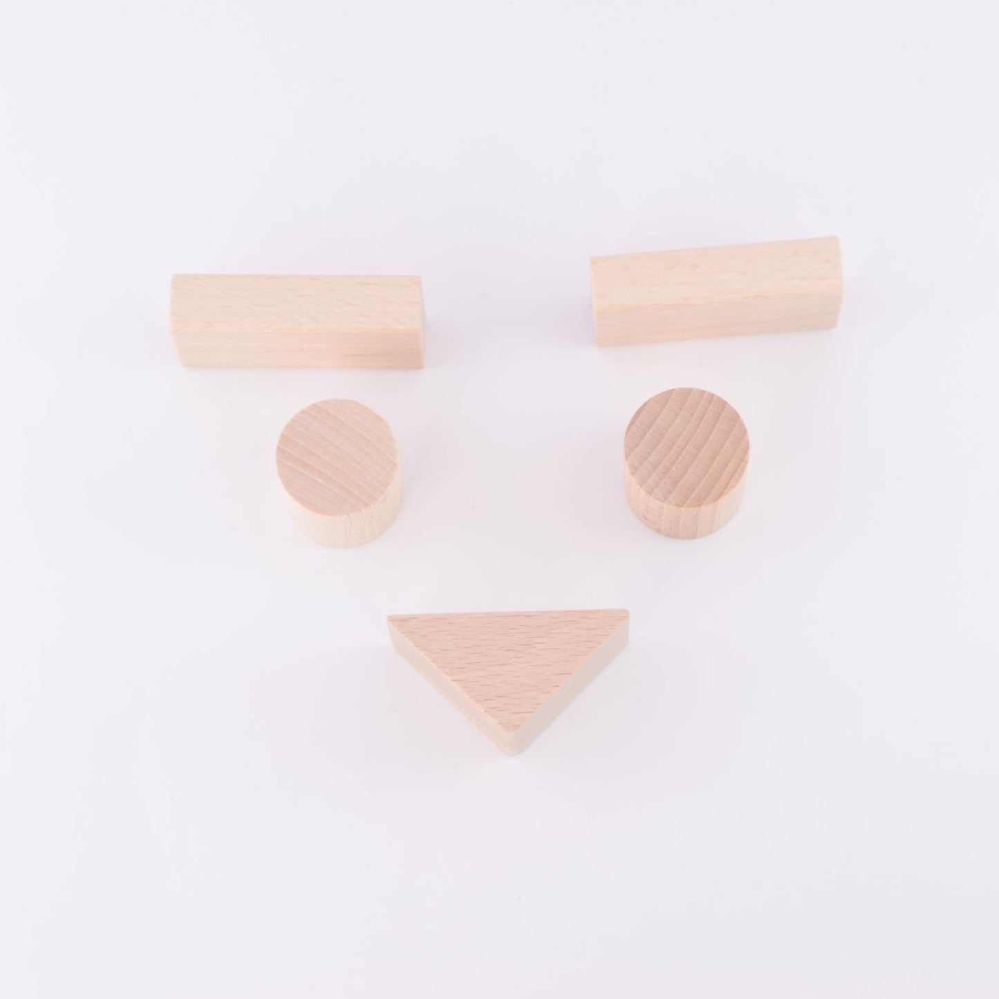 生協コープ大人気のNOKUBIくるま付つみ木は、木製玩具の積み木を使った知育玩具で、赤ちゃんから1歳、1歳半の男の子や女の子におすすめです。空間認識能力や運動能力の発達を促進し、手作りのブナ材で製作されています。親子で楽しむことができ、子育てや育児に役立つ教材です。指先を使いながら木育も促進し、老人の認知症予防にも一役買います。プレゼントとしても最適で、誕生日にキューブ型の立方体もじ積み木を贈れば、数学的な知識も育むことができます。将来の建築家になる夢を持つ子供たちにもおすすめです。表情を作って並べる積み木遊び。