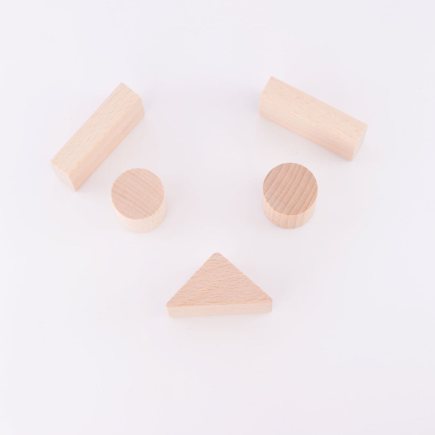 生協コープ大人気のNOKUBIくるま付つみ木は、木製玩具の積み木を使った知育玩具で、赤ちゃんから1歳、1歳半の男の子や女の子におすすめです。空間認識能力や運動能力の発達を促進し、手作りのブナ材で製作されています。親子で楽しむことができ、子育てや育児に役立つ教材です。指先を使いながら木育も促進し、老人の認知症予防にも一役買います。プレゼントとしても最適で、誕生日にキューブ型の立方体もじ積み木を贈れば、数学的な知識も育むことができます。将来の建築家になる夢を持つ子供たちにもおすすめです。表情を積み木でつくる遊び。
