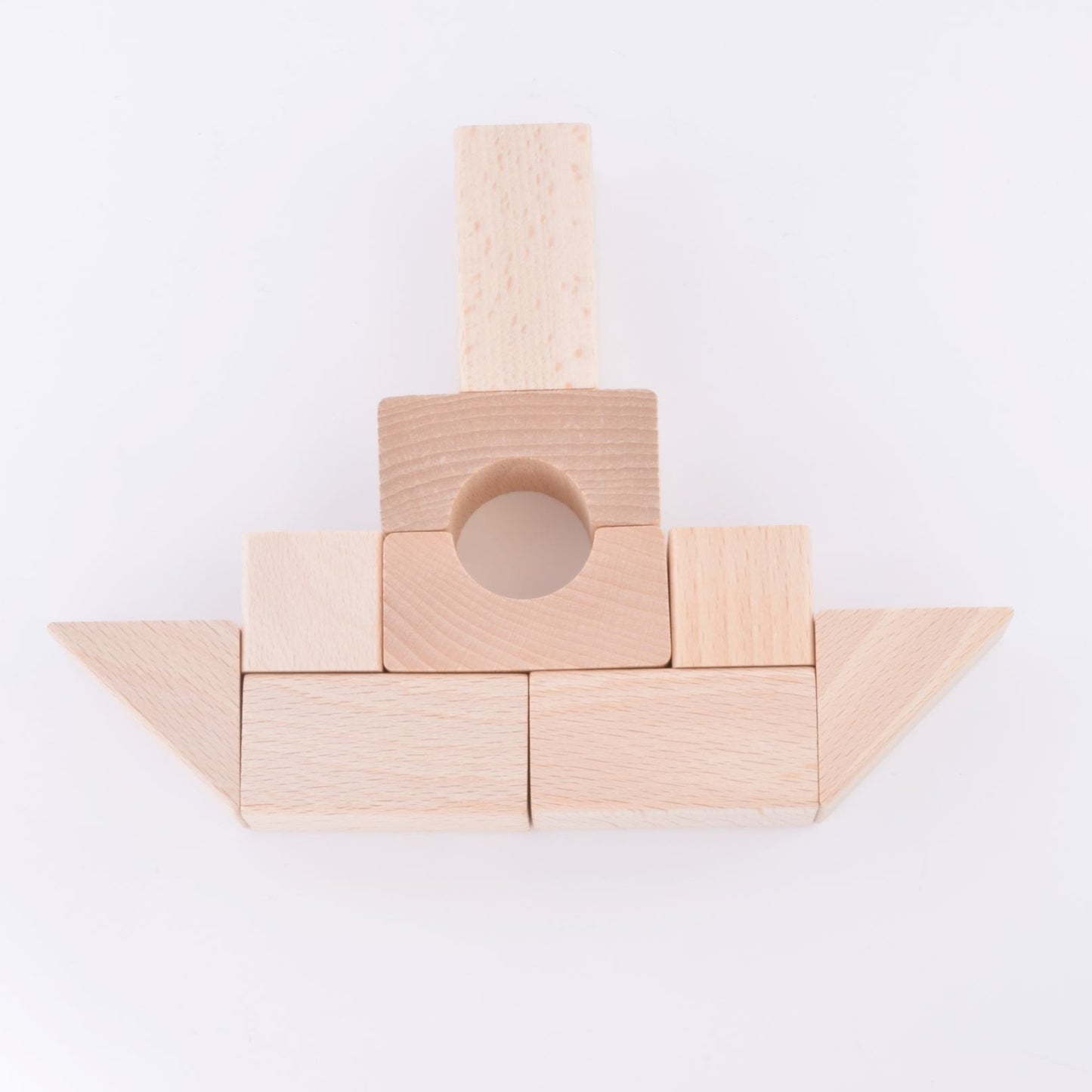 生協コープ大人気のNOKUBIくるま付つみ木は、木製玩具の積み木を使った知育玩具で、赤ちゃんから1歳、1歳半の男の子や女の子におすすめです。空間認識能力や運動能力の発達を促進し、手作りのブナ材で製作されています。親子で楽しむことができ、子育てや育児に役立つ教材です。指先を使いながら木育も促進し、老人の認知症予防にも一役買います。プレゼントとしても最適で、誕生日にキューブ型の立方体もじ積み木を贈れば、数学的な知識も育むことができます。将来の建築家になる夢を持つ子供たちにもおすすめです。並べて遊ぶ積み木。船のかたちに。
