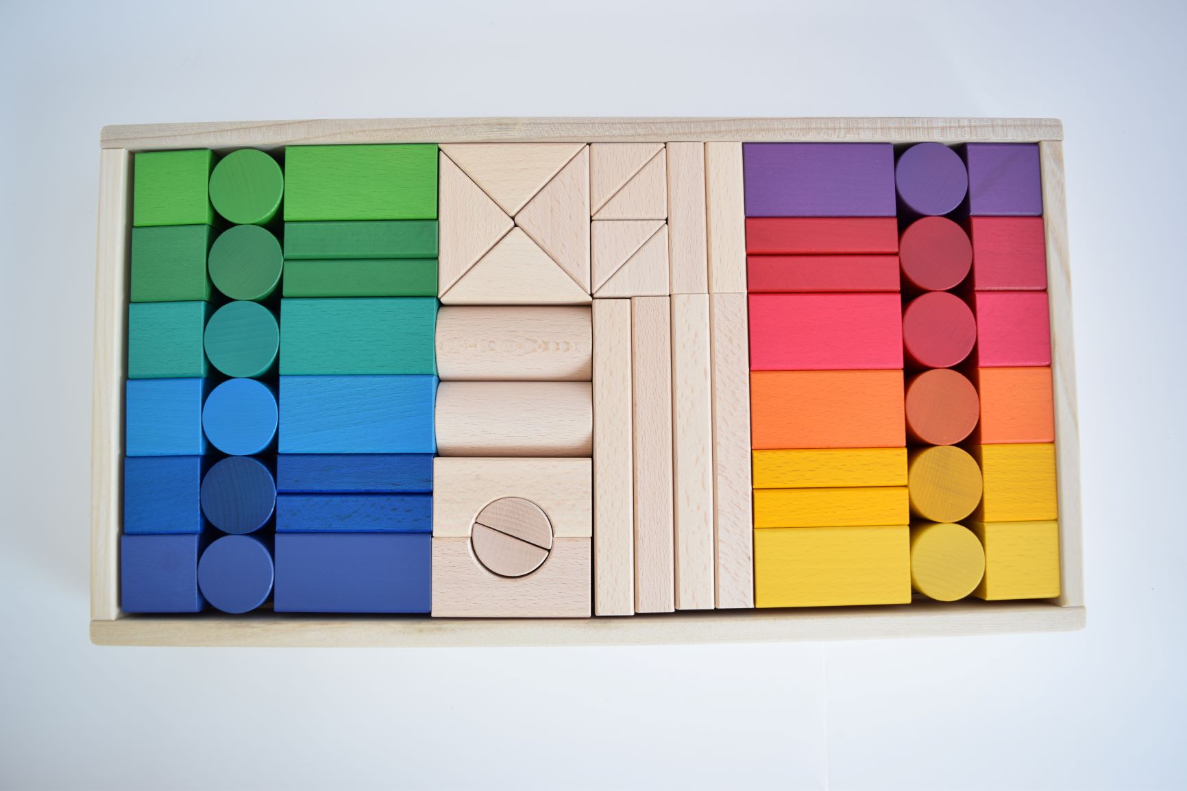 NOKUBIの60ピースのカラフルなグラデーション積み木は、ヨーロッパの海外ブランドのよう!知育とインテリアにおすすめ。赤ちゃんから1歳半までの男の子や女の子に最適な木製玩具。モンテッソーリ教材としても利用可能で、英語やひらがなを学びながら、言葉や空間認識能力を発達。手作りで製作。創造力と運動能力を育む。積み木は東大とハーバードの研究で発達支援が証明され、老人の認知症予防にも効果的。親子で楽しむ教材として、プレゼントや誕生日ギフトに買ってよかったと大好評!