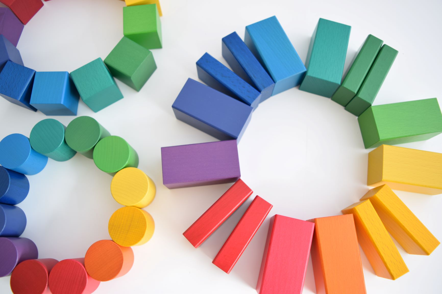 ヨーロッパ材のカラフル海外ブランドのような日本製モンテッソーリ教育におすすめたくさんの天然木ピース舐めても安心安全なグラデーションカラー積み木インテリアとしてもきれいな積み木