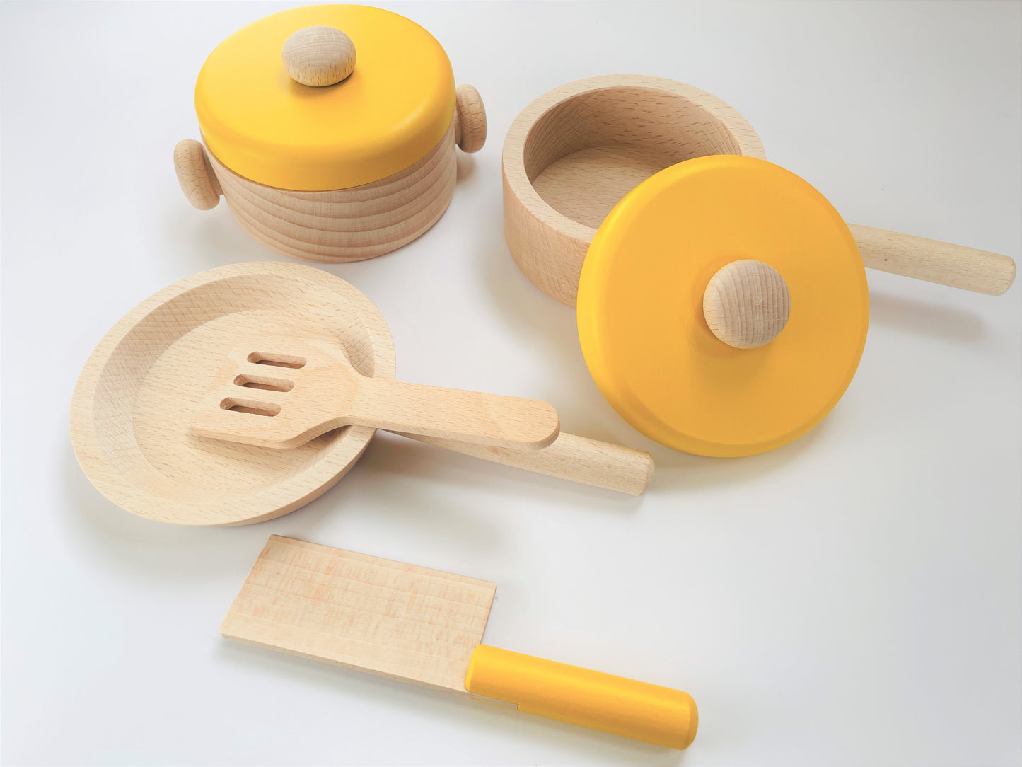 NOKUBIのままごとキッチンセットは、お子様の遊びをサポートします。木製知育玩具は、モンテッソーリ法に基づいています。男の子も女の子も楽しめるキッチンセットで、おもちゃの鍋、フライパン、包丁、フライ返し、まな板が含まれています。自分で出来る片付けも学べる教材で、2歳半から使えます。親子でごっこあそびを楽しみ、コミュニケーション力のスキルを発達させる道具です。ブナ材から作られています。認知症予防にも貢献します。プレゼントとしても最適で、誕生日におすすめです。