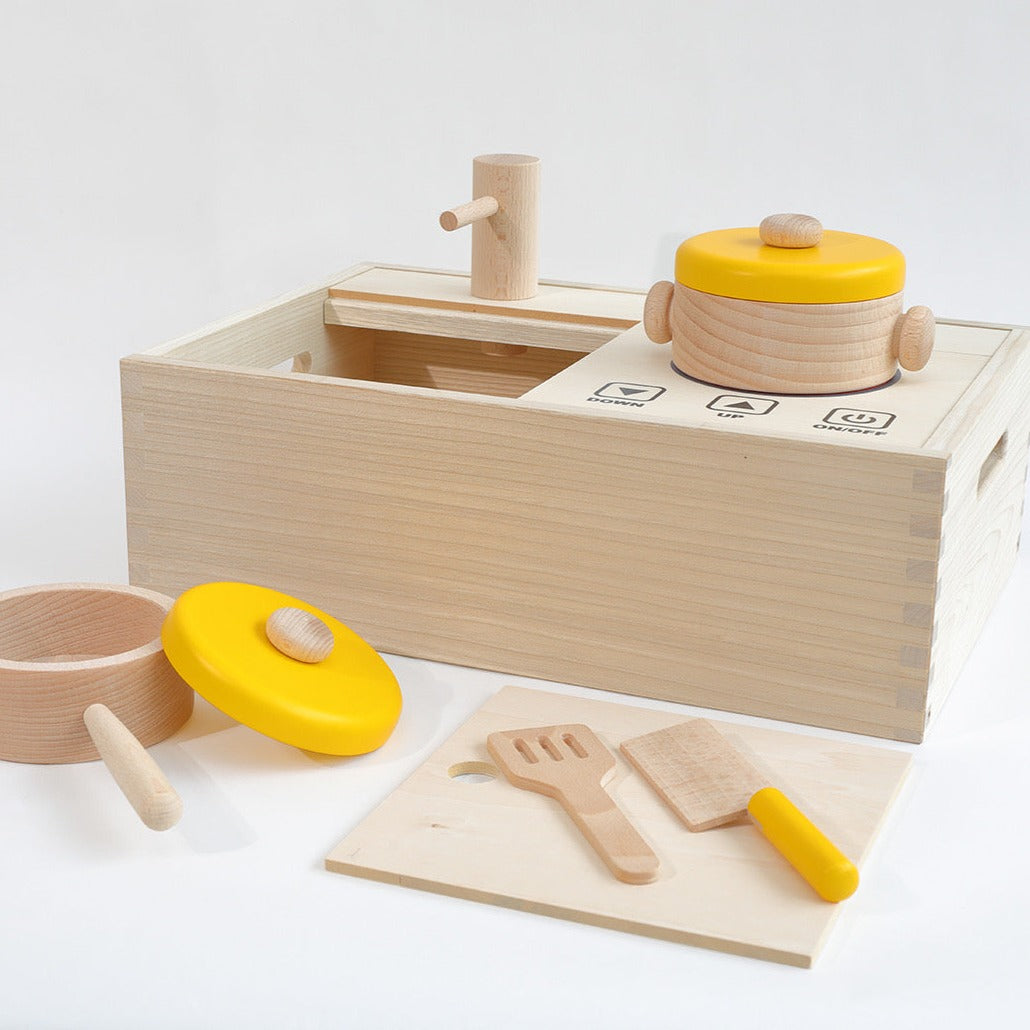NOKUBIのままごとキッチンセットは、お子様の遊びをサポートします。木製知育玩具は、モンテッソーリ法に基づいています。男の子も女の子も楽しめるキッチンセットで、おもちゃの鍋、フライパン、包丁、フライ返し、まな板が含まれています。自分で出来る片付けも学べる教材で、2歳半から使えます。親子でごっこあそびを楽しみ、コミュニケーション力のスキルを発達させる道具です。ブナ材から作られています。認知症予防にも貢献します。プレゼントとしても最適で、誕生日におすすめです。