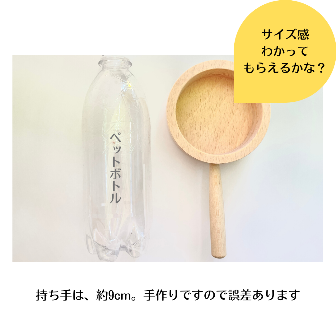 NOKUBIのままごとキッチンセットは、お子様の遊びをサポートします。木製知育玩具は、モンテッソーリ法に基づいています。男の子も女の子も楽しめるキッチンセットで、おもちゃの鍋、フライパン、包丁、フライ返し、まな板が含まれています。自分で出来る片付けも学べる教材で、2歳半から使えます。親子でごっこあそびを楽しみ、コミュニケーション力のスキルを発達させる道具です。ブナ材から作られています。認知症予防にも貢献します。プレゼントとしても最適で、誕生日におすすめです。