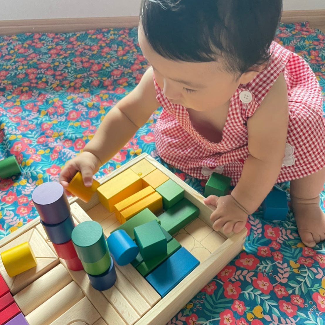 NOKUBIの60ピースのカラフルなグラデーション積み木は、ヨーロッパの海外ブランドのよう!知育とインテリアにおすすめ。赤ちゃんから1歳半までの男の子や女の子に最適な木製玩具。モンテッソーリ教材としても利用可能で、英語やひらがなを学びながら、言葉や空間認識能力を発達。手作りで製作。創造力と運動能力を育む。積み木は東大とハーバードの研究で発達支援が証明され、老人の認知症予防にも効果的。親子で楽しむ教材として、プレゼントや誕生日ギフトに買ってよかったと大好評!